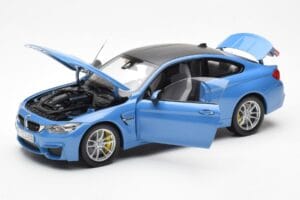 BMW M4 F82 Yas Marina Azul Paragon 1:18 PA-97102 Metal - imagem 2 de 8