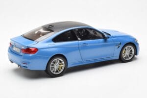 BMW M4 F82 Yas Marina Azul Paragon 1:18 PA-97102 Metal - imagem 3 de 8