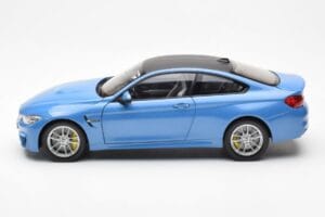 BMW M4 F82 Yas Marina Azul Paragon 1:18 PA-97102 Metal - imagem 4 de 8
