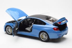 BMW M4 F82 Yas Marina Azul Paragon 1:18 PA-97102 Metal - imagem 5 de 8