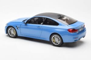 BMW M4 F82 Yas Marina Azul Paragon 1:18 PA-97102 Metal - imagem 7 de 8