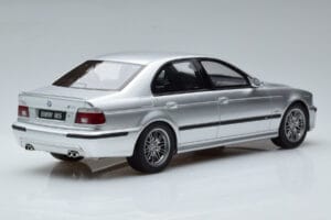 BMW M5 E39 Prata Otto 1:18 OT747B Resina - imagem 2 de 7