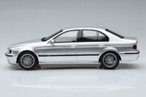 BMW M5 E39 Prata Otto 1:18 OT747B Resina - imagem 3 de 7