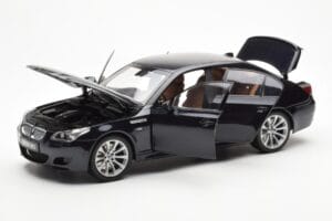 BMW M5 E60 Carbon Preto Kyosho 1:18 08593BK Metal - imagem 2 de 8