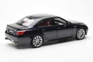BMW M5 E60 Carbon Preto Kyosho 1:18 08593BK Metal - imagem 3 de 8