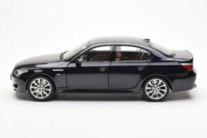BMW M5 E60 Carbon Preto Kyosho 1:18 08593BK Metal - imagem 4 de 8