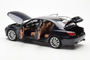 BMW M5 E60 Carbon Preto Kyosho 1:18 08593BK Metal - imagem 5 de 8