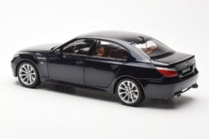 BMW M5 E60 Carbon Preto Kyosho 1:18 08593BK Metal - imagem 7 de 8
