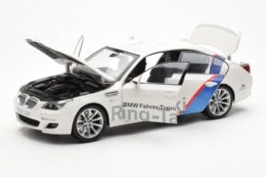 BMW M5 E60 Ring Taxi Nurburgring Kyosho 1:18 08593RT Metal - imagem 2 de 8