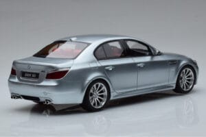 BMW M5 E60 Prata Otto 1:18 OT426 Resina - imagem 2 de 6