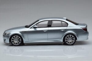 BMW M5 E60 Prata Otto 1:18 OT426 Resina - imagem 3 de 6