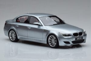 BMW M5 E60 Prata Otto 1:18 OT426 Resina - imagem 4 de 6