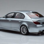 BMW M5 E60 Prata Otto 1:18 - image 5 of 6