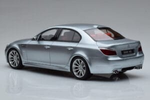 BMW M5 E60 Prata Otto 1:18 OT426 Resina - imagem 5 de 6