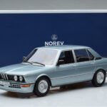 BMW M535i E12 Azul Norev 1:18 - image 6 of 6