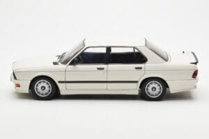 BMW M535i E28 Alpine Branco AUTOart 1:18 75161 Metal - imagem 4 de 10