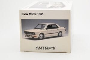 BMW M535i E28 Alpine Branco AUTOart 1:18 75161 Metal - imagem 9 de 10