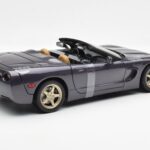 Chevrolet Corvette C5 Cabriolet Roxo Pérola Metálico UT Models 1:18 - image 2 of 6