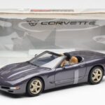 Chevrolet Corvette C5 Cabriolet Roxo Pérola Metálico UT Models 1:18 - image 6 of 6