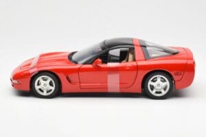 Chevrolet Corvette C5 Hardtop Vermelho UT Models 1:18 21041 Metal - imagem 3 de 6