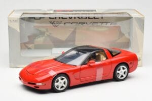 Chevrolet Corvette C5 Hardtop Vermelho UT Models 1:18 21041 Metal - imagem 6 de 6