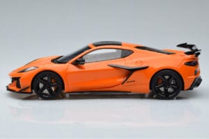 Chevrolet Corvette C8 Z06 Laranja GT Spirit 1:18 GT417 Resina - imagem 3 de 6