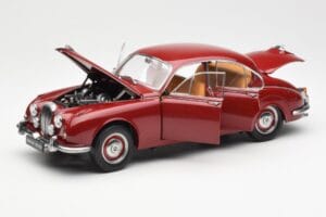 Daimler 250 V8 Vermelho Paragon 1:18 PA-98312 Metal - imagem 2 de 8