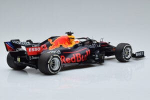 Red Bull Racing RB16B #33 M. Verstappen Abu Dhabi GP F1 World Champion 2021 Minichamps 1:18 110212333 Metal - imagem 2 de 6
