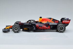 Red Bull Racing RB16B #33 M. Verstappen Abu Dhabi GP F1 World Champion 2021 Minichamps 1:18 110212333 Metal - imagem 3 de 6