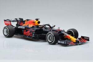 Red Bull Racing RB16B #33 M. Verstappen Abu Dhabi GP F1 World Champion 2021 Minichamps 1:18 110212333 Metal - imagem 4 de 6