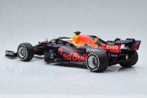 Red Bull Racing RB16B #33 M. Verstappen Abu Dhabi GP F1 World Champion 2021 Minichamps 1:18 110212333 Metal - imagem 5 de 6