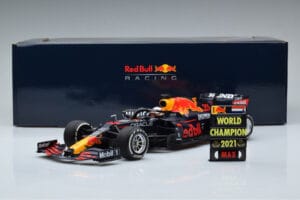 Red Bull Racing RB16B #33 M. Verstappen Abu Dhabi GP F1 World Champion 2021 Minichamps 1:18 110212333 Metal - imagem 6 de 6
