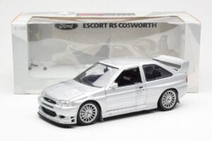 Ford Escort RS Cosworth Versão de Rua Prateado UT Models 1:18 22706 Metal - imagem 2 de 6