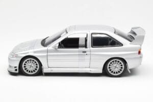 Ford Escort RS Cosworth Versão de Rua Prateado UT Models 1:18 22706 Metal - imagem 3 de 6