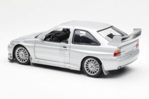 Ford Escort RS Cosworth Versão de Rua Prateado UT Models 1:18 22706 Metal - imagem 4 de 6