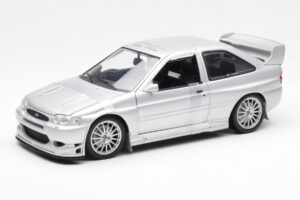 Ford Escort RS Cosworth Versão de Rua Prateado UT Models 1:18
