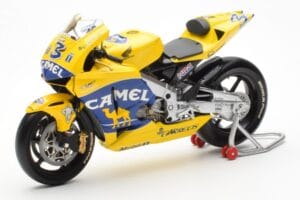 Honda RC211V Pramac Pons #3 M. Biaggi MotoGP 2003 Minichamps 1:12 122037103 Metal - imagem 2 de 4