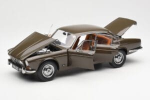 Jaguar XJ6 Series 1 4.2 Sable Castanho Paragon 1:18 2011004 Metal - imagem 2 de 8