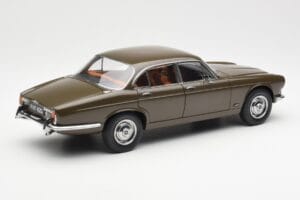 Jaguar XJ6 Series 1 4.2 Sable Castanho Paragon 1:18 2011004 Metal - imagem 3 de 8