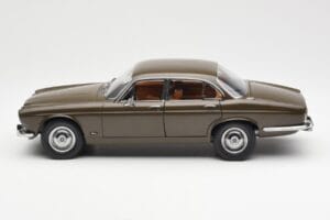 Jaguar XJ6 Series 1 4.2 Sable Castanho Paragon 1:18 2011004 Metal - imagem 4 de 8