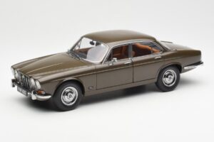 Jaguar XJ6 Series 1 4.2 Sable Castanho Paragon 1:18 2011004