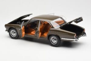 Jaguar XJ6 Series 1 4.2 Sable Castanho Paragon 1:18 2011004 Metal - imagem 5 de 8