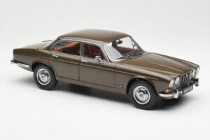 Jaguar XJ6 Series 1 4.2 Sable Castanho Paragon 1:18 2011004 Metal - imagem 6 de 8