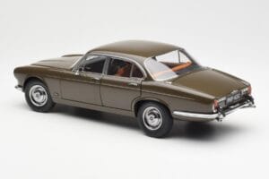 Jaguar XJ6 Series 1 4.2 Sable Castanho Paragon 1:18 2011004 Metal - imagem 7 de 8