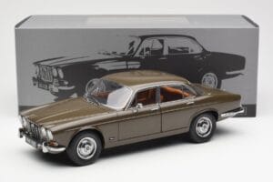 Jaguar XJ6 Series 1 4.2 Sable Castanho Paragon 1:18 2011004 Metal - imagem 8 de 8