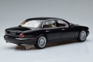 Jaguar XJ6 X350 Ebony Preto Almost Real 1:18 810501 Metal - imagem 3 de 11