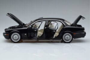 Jaguar XJ6 X350 Ebony Preto Almost Real 1:18 810501 Metal - imagem 4 de 11