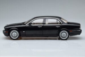 Jaguar XJ6 X350 Ebony Preto Almost Real 1:18 810501 Metal - imagem 5 de 11