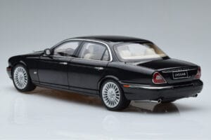 Jaguar XJ6 X350 Ebony Preto Almost Real 1:18 810501 Metal - imagem 6 de 11