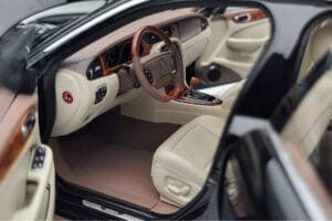 Jaguar XJ6 X350 Ebony Preto Almost Real 1:18 810501 Metal - imagem 7 de 11
